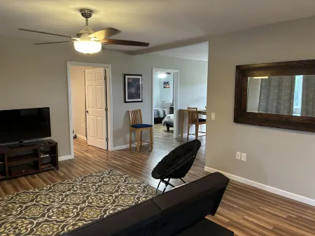 1st floor 2 bedroom/1 full bath unit on one acre family farm close to Hilo, HI. Отели в г. Хавайиан-Парадайс-Парк