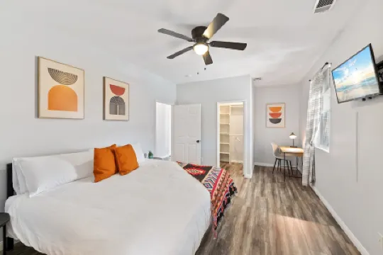 Boho Bungalow - 30ft pool & minutes from festivals