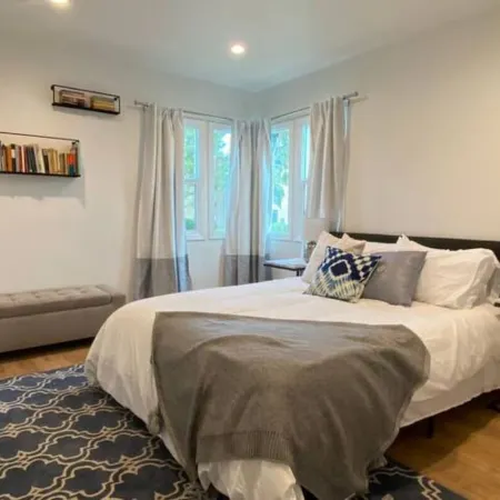 Modern 2/2 Glendale Condo, Parking, Washer/Dryer