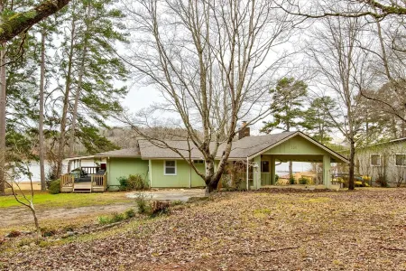 Spacious Lake House Retreat!