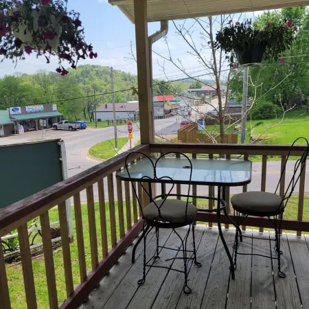 Cute and comfy 1 bedroom with 1 queen bed/private bath