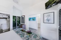 Newly remodeled with AC, gorgeous ground floor condo 87, 3 min walk to beach