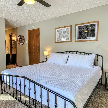 Breezy Hills - Unit 4; Lake Bemidji, King Bed, Kayaks, PB Trail Private Access