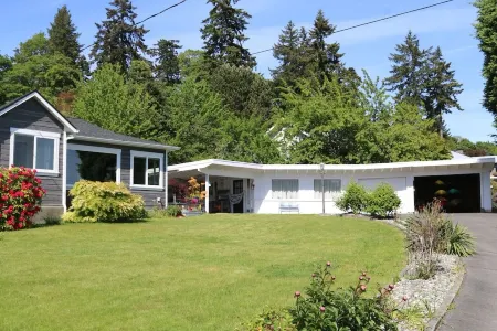 Otter Getaway - Quartermaster Harbor Beach House. Отели рядом с достопримечательностью «Lavender Hills Farm»