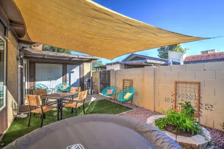 \*DISCO DEN*/ All New Funky 70s Pad w/ Hot Tub! Отели в г. Меса