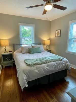 Cheerful 3 bedroom fully renovated cottage home Hotels near Antioch Park