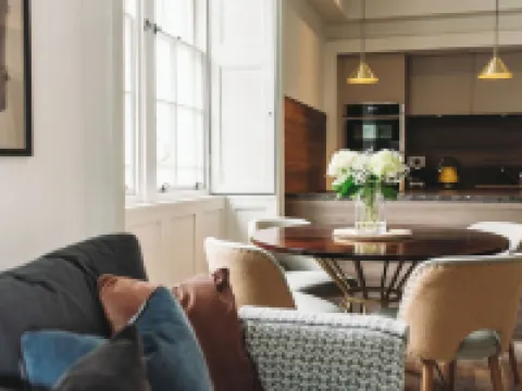Beautiful, stylish ground floor Georgian apartment 클리데로 호텔