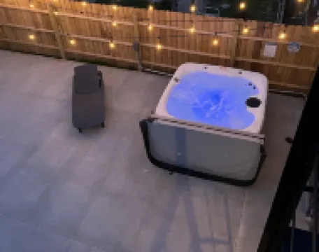 The Gatsby  Hot Tub  Patio  King Bed  Fast WiFi  Near OSU and Victorian Village