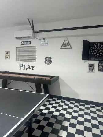 Huge Ranch Home with 2 game rooms!  Enjoy shuffle board, Ping Pong & Hot Tub Отели рядом с достопримечательностью «Библиотека Хай Плейнс Лайбрари Дистрикт Сентенниал Парк»