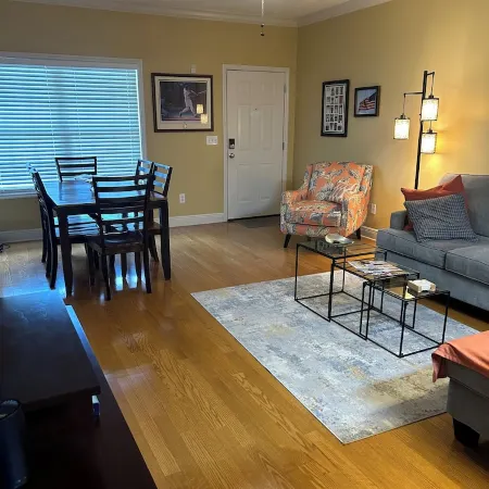 Auburn First Floor Condo. Walking Distance To Jordan Hare and Auburn Arena