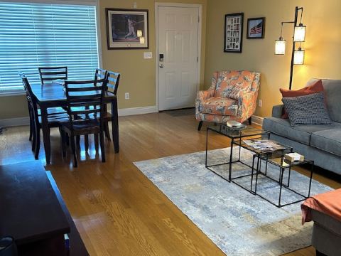 Auburn First Floor Condo. Walking Distance To Jordan Hare and Auburn Arena