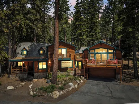 Hot Tub - Game Room - 14 beds - Across from Lake Tahoe Отели в г. Carnelian Bay