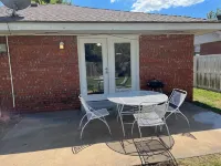 Fantastic 3/2 near OU, fully stocked, 4 TVs, W/D Hotels near West Lindsey Shopping Center