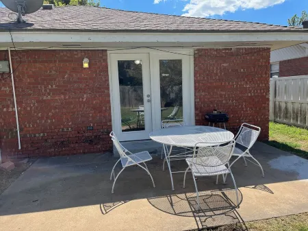 Fantastic 3/2 near OU, fully stocked, 4 TVs, W/D Отели рядом с достопримечательностью «STASH»