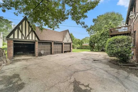 Beautiful 1920s Historic Home with Screened Porch‼️ Отели в г. Гросс Пуэнт Парк