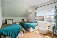 A backyard oasis a block from the beach! Hot Tub, Tiki Bar, Ping Pong! فنادق في مسكيغون