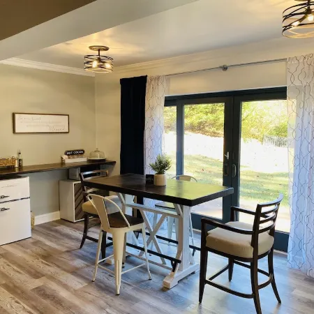 Luxury cottage with hot tub, game and movie room, coffee bar, King bed & robes!