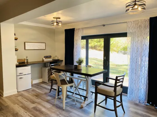 Luxury cottage with hot tub, game and movie room, coffee bar, King bed & robes!