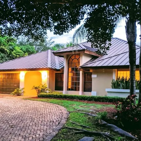 Stunning Indoor & Outdoor Living Near Beach and Shopping. Close to Boca Raton