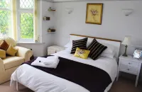 Luxury and private 2 bedroom bungalow with hot tub, prime location in Chester Các khách sạn ở 