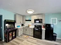 Quaint cottage a short walk from the GTOL strip! Hotels in Geneva-on-the-Lake