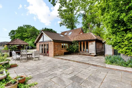 3 BED (Ensuite) Self Catering Contemporary Oak Framed in Rural Countryside Отели в г. Годалминг