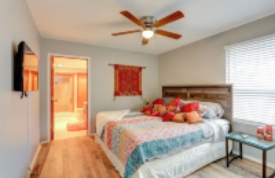 Great neighborhood!  3 bed 2 full bath close to shopping, restaurants, U of I