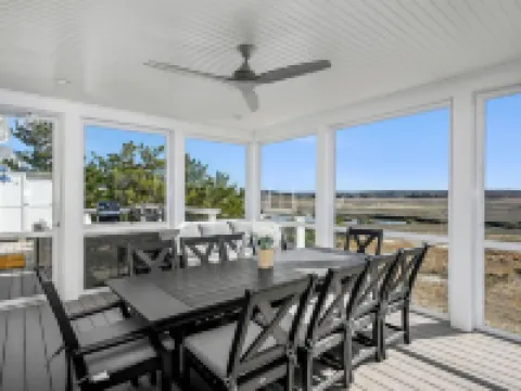 Bright & Beautiful Waterfront Cape Cod Home โรงแรมในSandwich