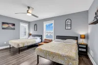 Rooftop Hot Tub w/ bayview, 10 min walk to beach, linens + towels included