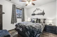 Charming Rustic Retreat - Hot Tub - Pool - Coffee - Fire Pit - 1 mile from SDC! 銀元城主題樂園附近的飯店