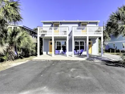 Gulf View Condo with Pool & Grills. Minute walk to Beach. Pet-Friendly!