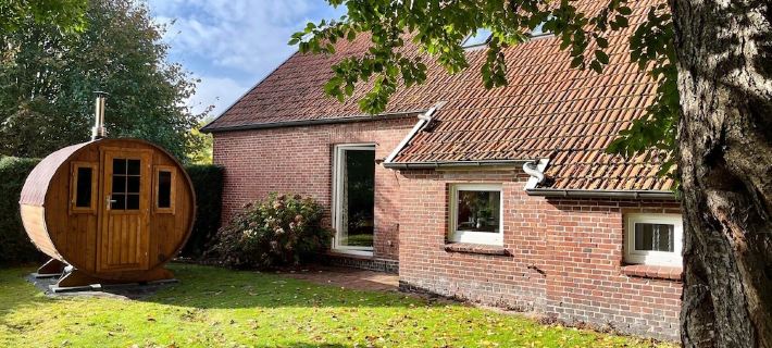 Peace and charm - Stylishly renovated country house with large garden and sauna Hoteles en Holtriem