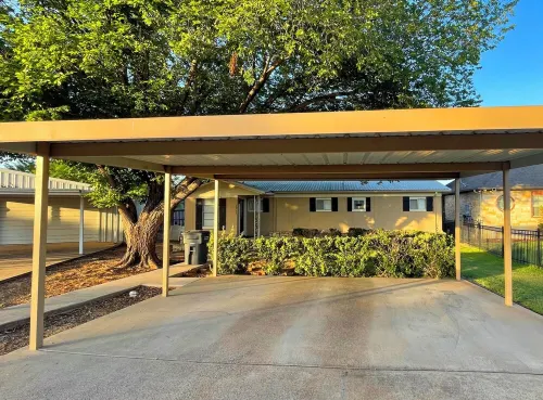 Lazy Days Lakefront Retreat Lake Granbury, full home, yard,  dock-lift, parking
