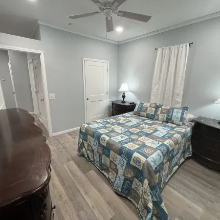 Lake Life Bungalow w/ pool & 3 Kayaks in Baymeadows Estates - Great Fishing!