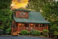 Mtn Cabin with Hot Tub, pool table, arcade, smartTVs, fast FiWi, great location!