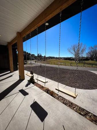 LUXURY MODERN FAMILY GETAWAY- Bison Ridge Retreat Отели в г. Шоу Лоу