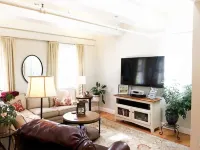 Beautifully Renovated Downtown Luxury Condo, a block from the rock!