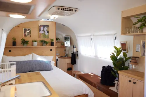 Renovated Airstream with Garden Hotels in Albany