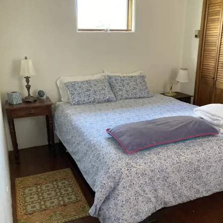 Close to Plaza!Charming Private 2 bedroom Casita, 2 fenced quiet courtyards