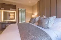 Award winning apartment, central and riverside with terrace and free car parking Các khách sạn ở 