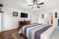 Lakefront, Dock, Remodeled, Views, Screen Porch, Kayaks!