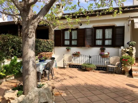 Traditional Sardinian Semi-Basement Tavern - 5 Min from the Sea in Ogliastra Отели рядом с достопримечательностью «Supramonte di Baunei»