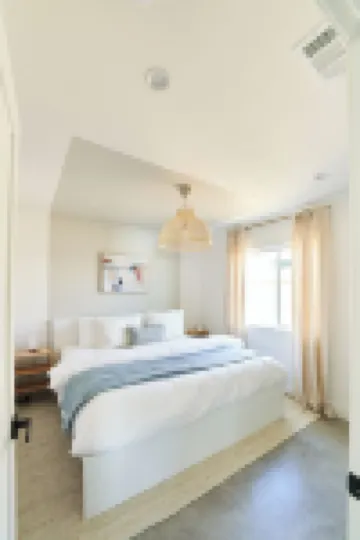 Private Guest House with Full Kitchen, 30 minutes to L.A Beach