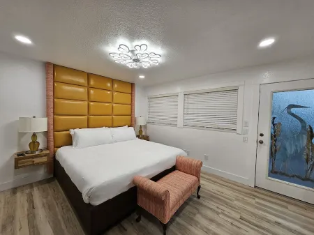 Golfers paradise surrounded by conservation and Lake with pool and Jacuzzi