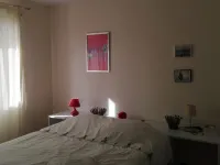 House with two terraces (south and north) and direct access to the bike path. Hôtels à : Messanges
