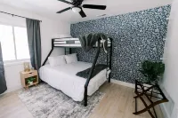 Walkable Downtown Black Mtn Cutie w hot tub + SAUNA -15min to Asheville