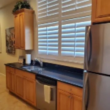 Beautiful Venice Island Apartment right on Venice Ave. - Shop, Beach & Eat!