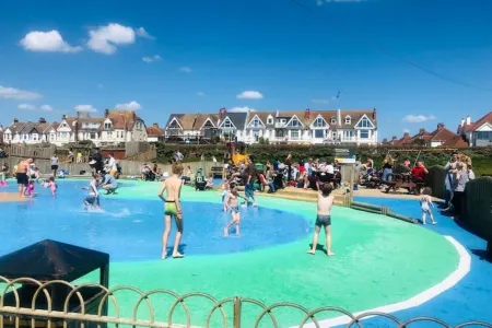 KIRA Beach House Large luxury 2 bedroom garden apartment Отели рядом с достопримечательностью «Hove Museum and Art Gallery»