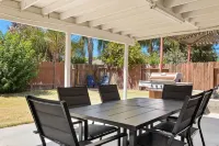 Spacious 5-bedroom house in delightful Bakersfield with AC, WiFi, Pet Friendly โรงแรมในเบเกอร์สฟีลด์