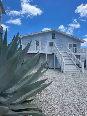 Oceanfront Home, Best Location: Walk to Town, 4 Bed/3 Bath, Pet Friendly!